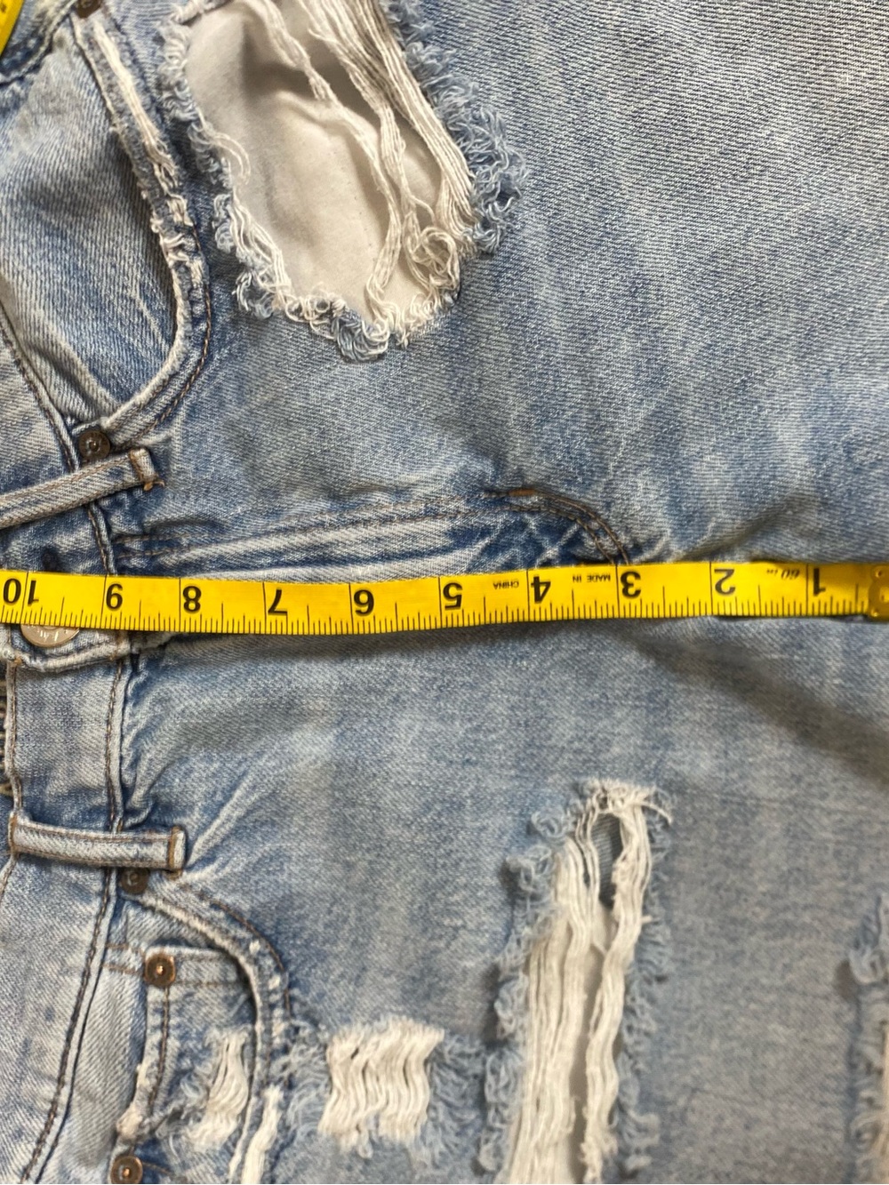 American Eagle 90โs Boyfriend Distressed Denim Shorts 6โ Inseam - Picture 7 of 7